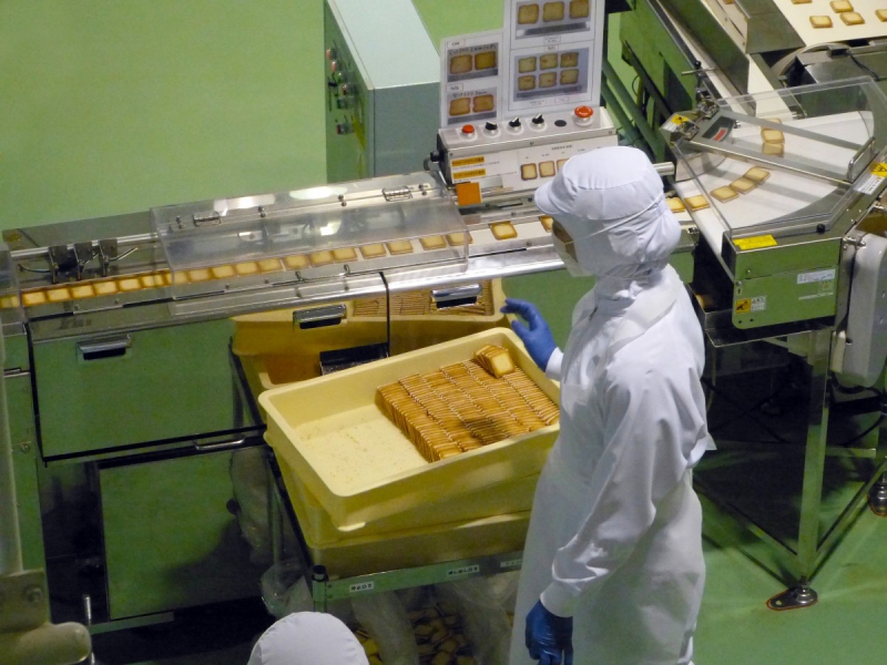 vitrine-CLANS-min_japan_sapporo_chocolate_factory_label_packaging_cookie_machine_operator-961505