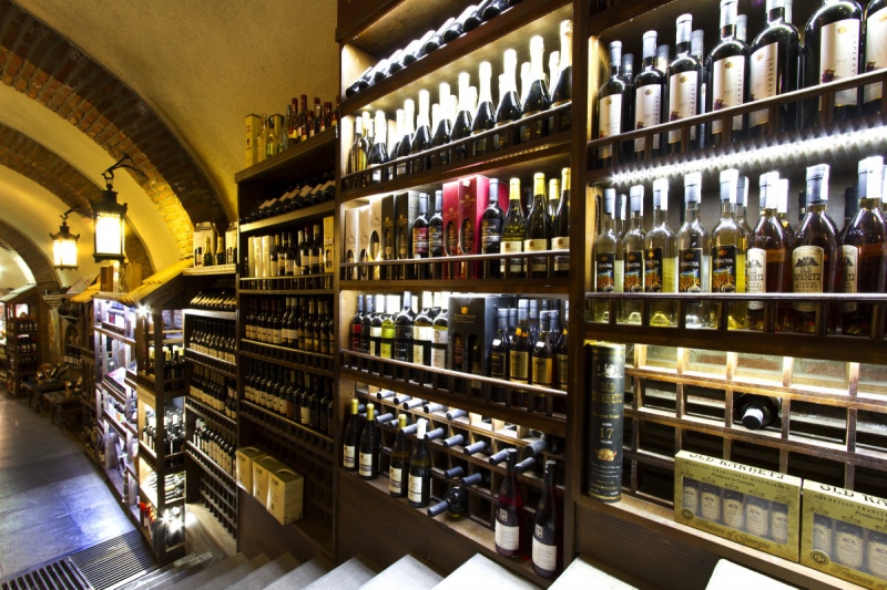 vitrine-CLANS-min_world_street_travel_shop_canon_georgia_wine_bottles-429767